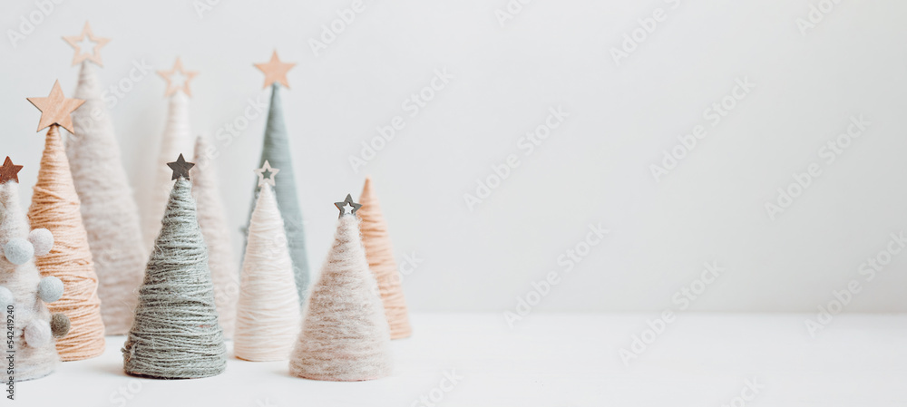 Christmas craft background with handmade yarn cone xmas trees in natural colors. - obrazy, fototapety, plakaty 