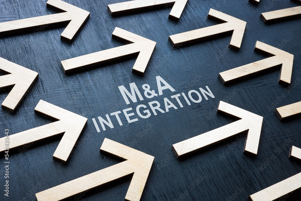 Φωτογραφία Arrows on the dark surface and words merger and acquisition integration
