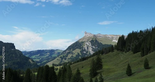 Wunderbarer Blick vom Tannigsboden auf den Bergspitze schibengütsch am Ende des Gebirgsstocks der Schrattenfluh in den Luzerner Voralpen im Schweizer photo