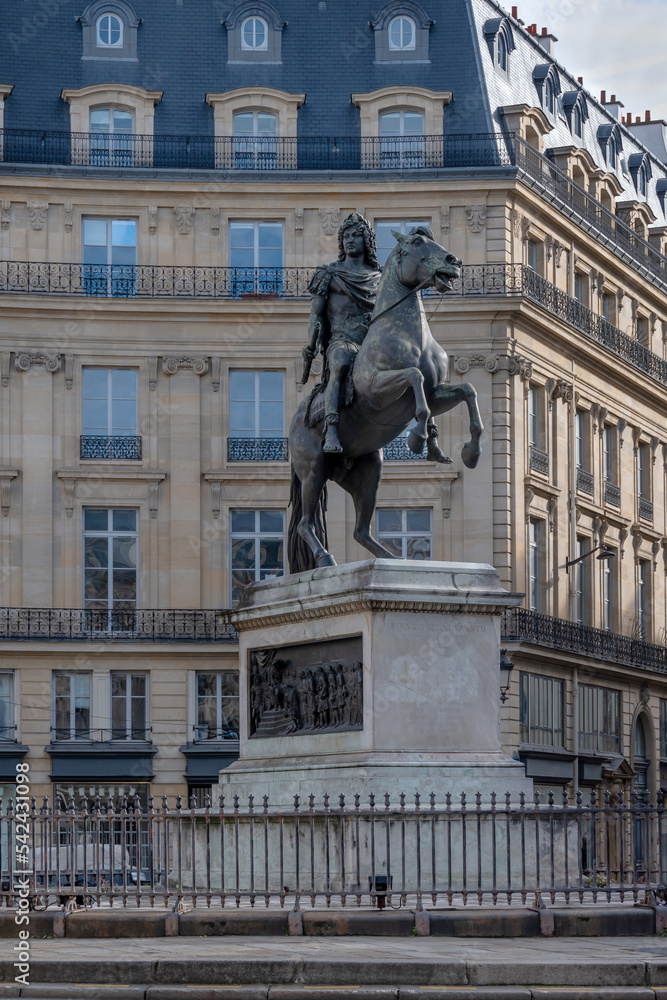 Statue équestre du roi de France Louis XIV habillé comme un empereur romain et monté sur un cheval cabré, inaugurée en 1822 Place des Victoires à Paris, France