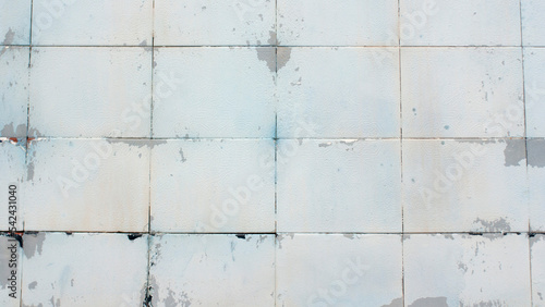 Pared de azulejos con pintura deteriorada