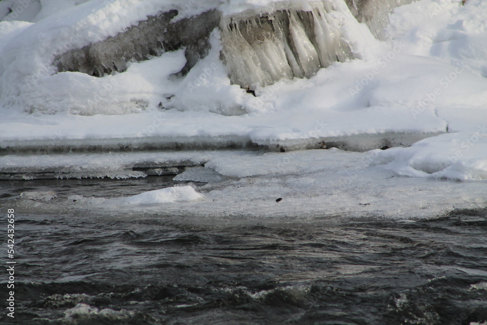 vue sur l'épaisseur de glace qui s'était accumulé pendant l'hiver