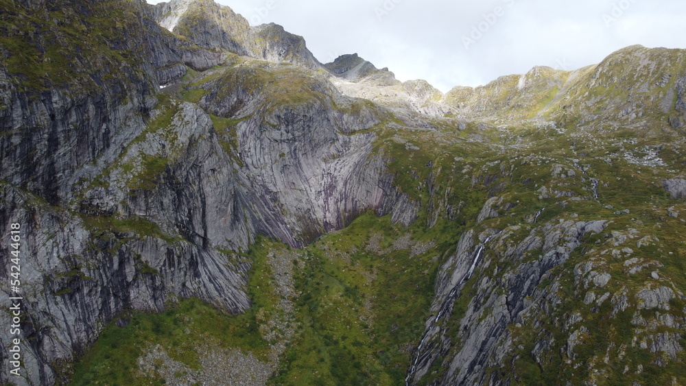 Lofoten Wasserfälle und Fjorde