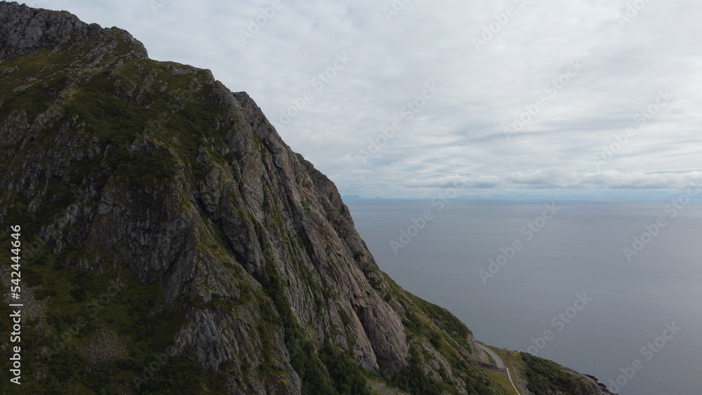 Fototapeta premium Lofoten Wasserfälle und Fjorde