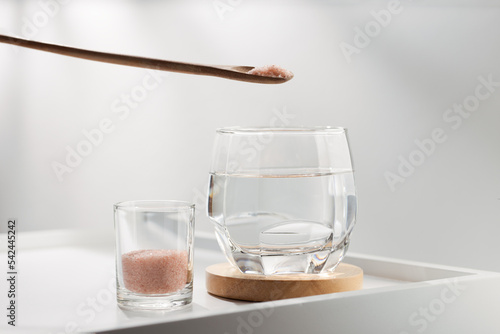 Billede på lærred Mix pink himalayan mineral salt to your drinking water for health