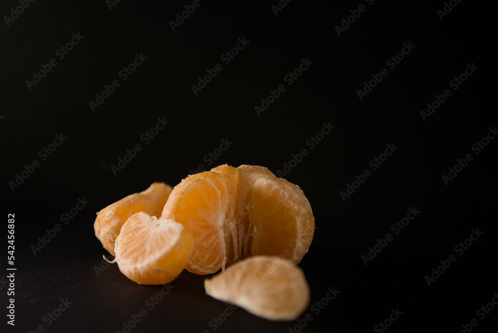 Mandarina sobre mesa de madera y fondo oscuro. Copy text. Copy space. Mandarina sobre mesa de madera y fondo oscuro. Copy text. Copy space.
