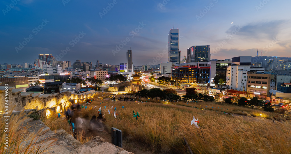 Fototapeta premium Dongdaemun (Heunginjimun) gate night scape in autumn, In Seoul, South Korea