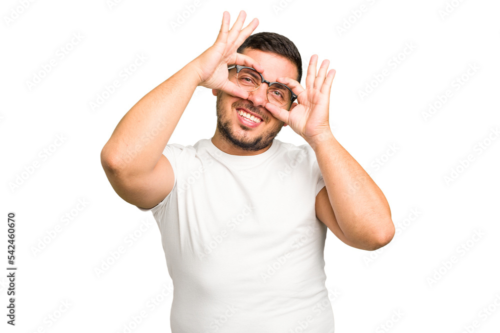 Naklejka premium Young caucasian man isolated showing okay sign over eyes