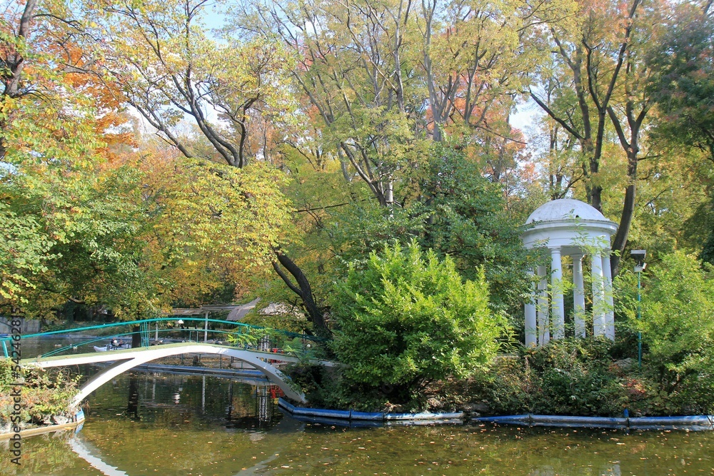 Obraz premium Boat lake in the Seaside Park of Varna (Bulgaria) in autumn