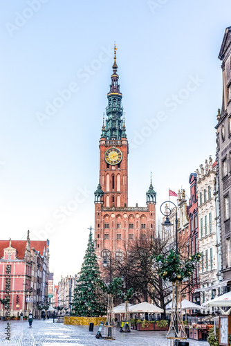 Obraz na plátně Facades of colorful historical merchant houses and the tower of the city hall at