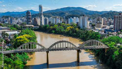 Panoramic view of the city of Blumenau and its bridge of arches, contemplating the Itajaí River that cuts through the city.