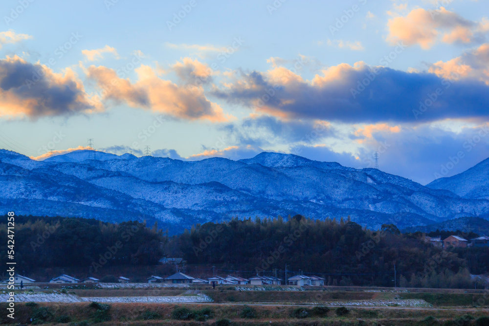 雪に染まる山