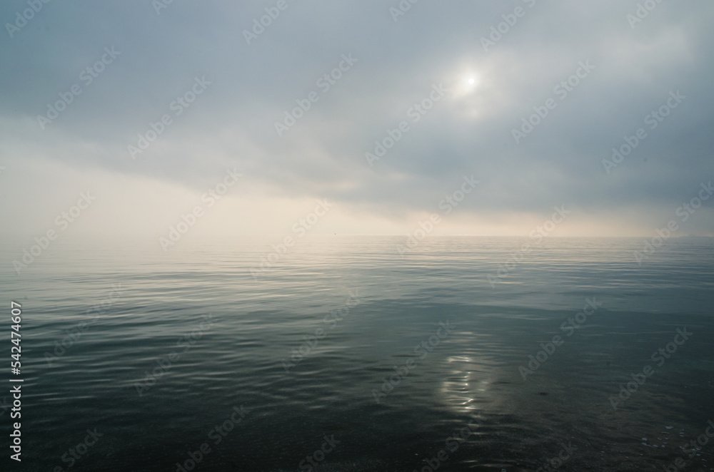 L'alba sul mare in un giorno nuvoloso d'inverno