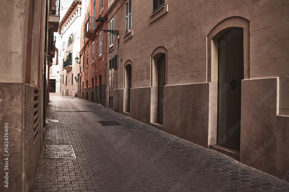 Obraz premium Calle solitaria en una ciudad mediterránea