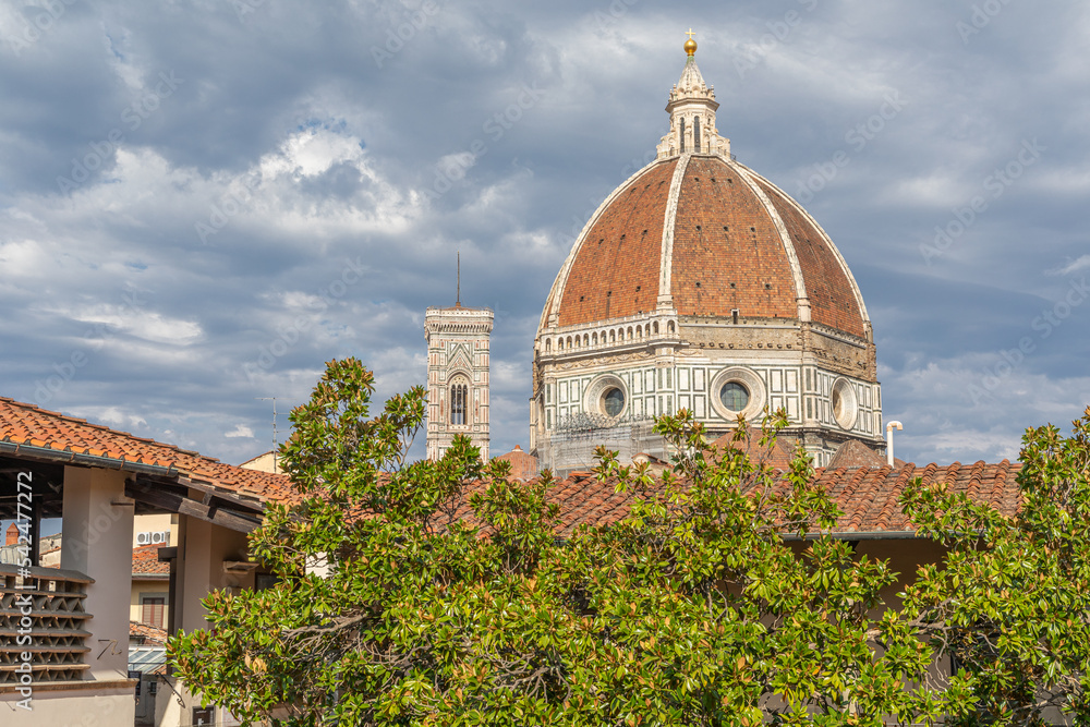 Vue sur la Coupole de Brunelleschi et le Campanile de Giotto de la Cattedrale di Santa Maria del Fiore, à Florence, Italie, depuis la Biblioteca delle Oblate