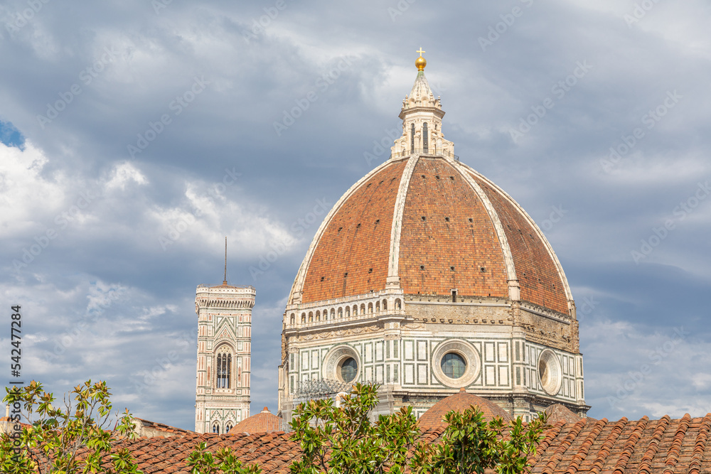 Vue sur la Coupole de Brunelleschi et le Campanile de Giotto de la Cattedrale di Santa Maria del Fiore, à Florence, Italie, depuis la Biblioteca delle Oblate