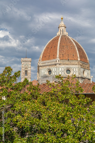 Vue sur la Coupole de Brunelleschi et le Campanile de Giotto de la Cattedrale di Santa Maria del Fiore, à Florence, Italie, depuis la Biblioteca delle Oblate photo