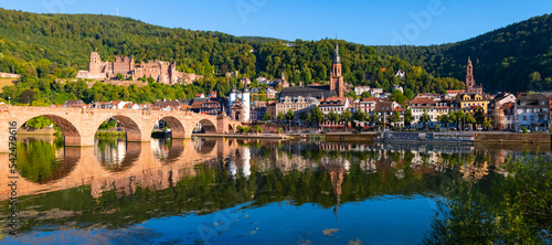Tableau sur toile Heidelberg wide angle old town panorama with castle, “Karl Theodor Bridge“ and its twin tower gate, Church of the Holy Spirit