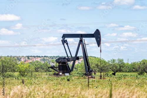 Canvas Print Sweetwater, Texas oil pumpjack on Oilfields in prairies with metal machine in fi