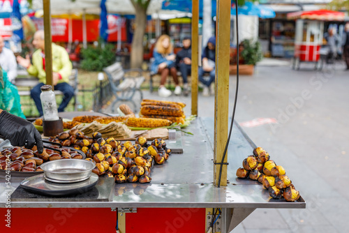 Canvas Print street seller making chestnuts in Istanbul