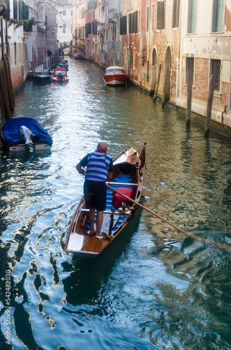 Un uomo voga alla veneta lungo un canale a Veneszia