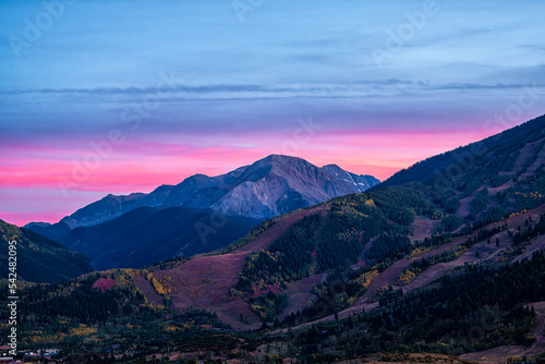 Valokuva Pink purple sunset in Aspen, Colorado with Rocky mountains of Buttermilk ski slo