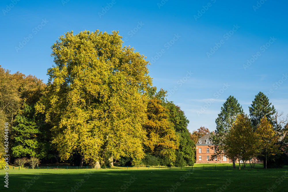 Prinzenhaus im Plöner Schloßgarten im sonnigen Herbst