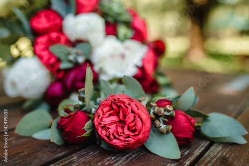  flowers on brown bacflowers from red and white roses on a brown backgroundkground