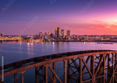 Foto Aerial view of cityscape Louisville surrounded by buildings and water during sun