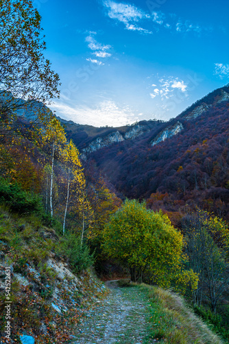 Autunno in Valle Gesso: tripudio di colori, vette, laghi, cascate e flora alpina