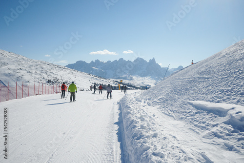 Narciarze na nartach, góry w górach, śnieżny śnieg. Ratrakowane trasy narciarskie.  Sztruksik. Białe szaleństwo i błękitne niebo.. Mroźna zima w Dolomitach. Tatrach, Alpach. photo