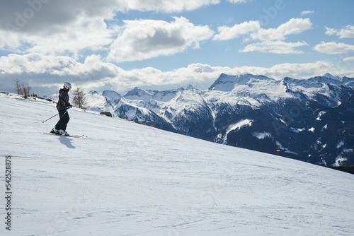 Narciarze na nartach, góry w górach, śnieżny śnieg. Ratrakowane trasy narciarskie.  Sztruksik. Białe szaleństwo i błękitne niebo.. Mroźna zima w Dolomitach. Tatrach, Alpach.