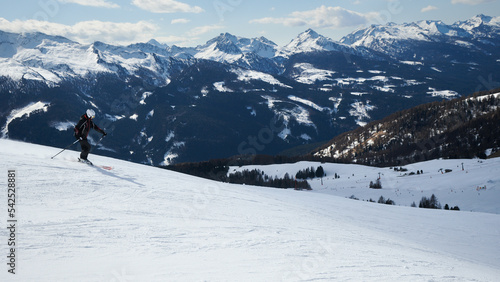 Narciarze na nartach, góry w górach, śnieżny śnieg. Ratrakowane trasy narciarskie.  Sztruksik. Białe szaleństwo i błękitne niebo.. Mroźna zima w Dolomitach. Tatrach, Alpach. photo