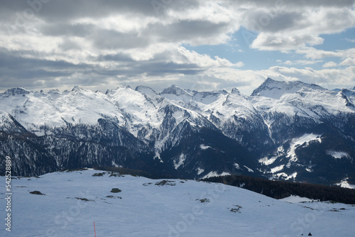 Narciarze na nartach, góry w górach, śnieżny śnieg. Ratrakowane trasy narciarskie. Sztruksik. Białe szaleństwo i błękitne niebo.. Mroźna zima w Dolomitach. Tatrach, Alpach.