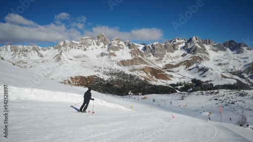 Narciarze na nartach, góry w górach, śnieżny śnieg. Ratrakowane trasy narciarskie. Sztruksik. Białe szaleństwo i błękitne niebo.. Mroźna zima w Dolomitach. Tatrach, Alpach.