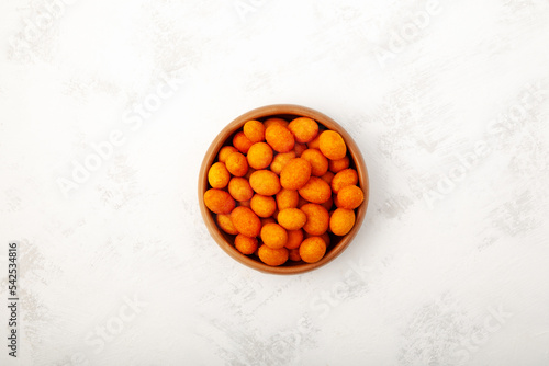 Fotografi Coated Peanut in ceramic bowl, top view