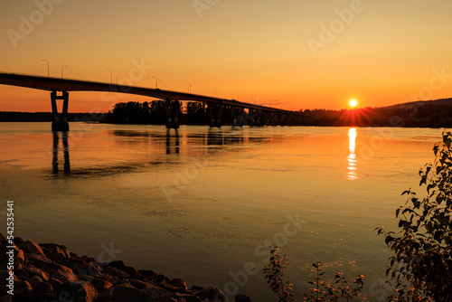 Obraz na płótnie Bridge over river during beautiful orange sunset w salonie