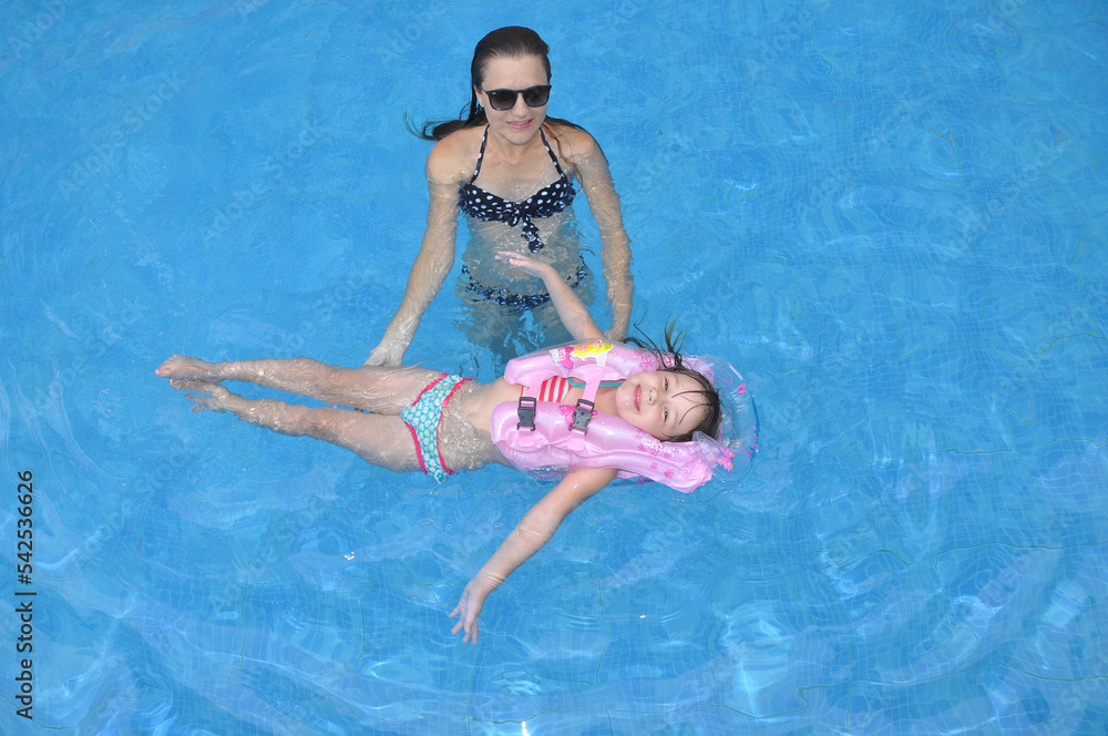 mãe e filha na piscina 