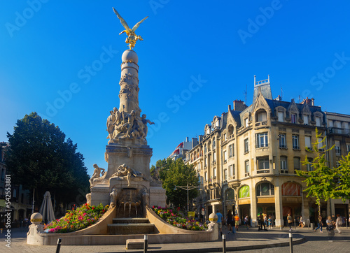 Canvas-taulu Ancient monumental fontaine Sube sur la place Drouet-d'Erlon
