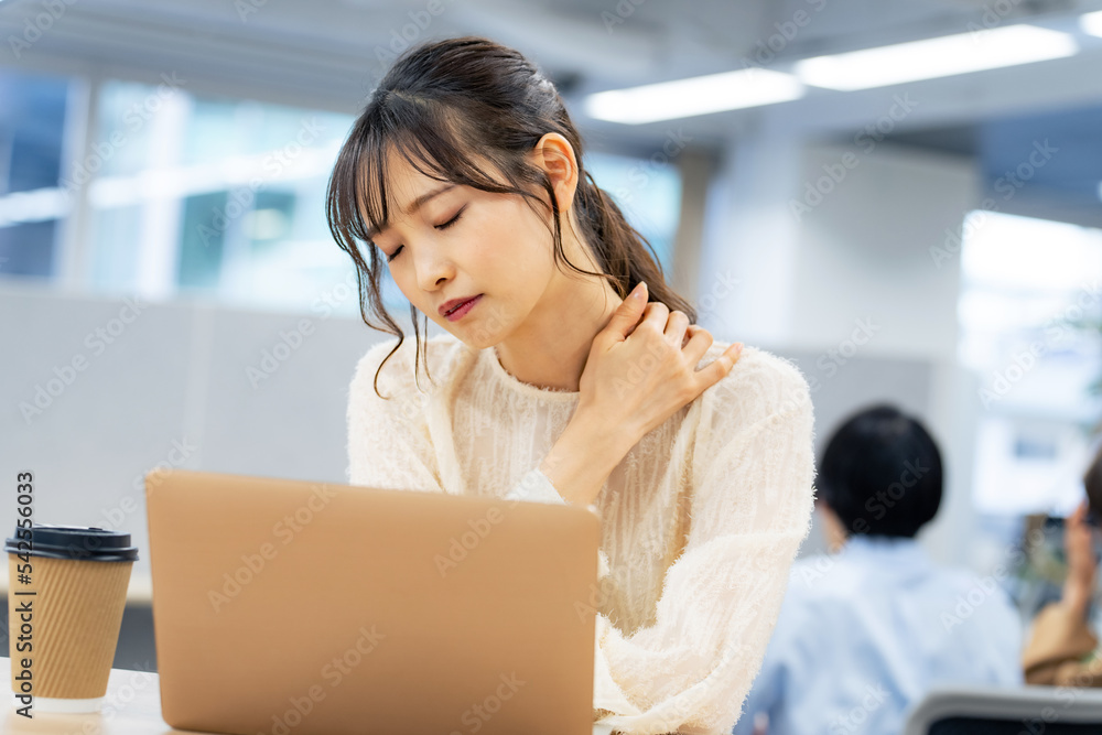 Obraz premium 職場で肩こりを感じる女性