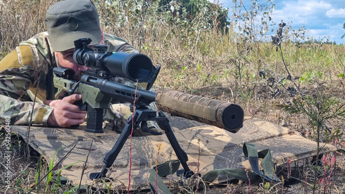 фотографія military sniper with a rifle