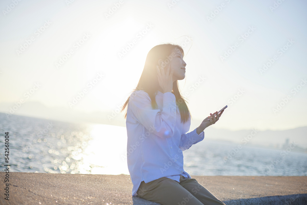 音楽を聴きながら踊る若い日本人女性 StockFoto Adobe Stock
