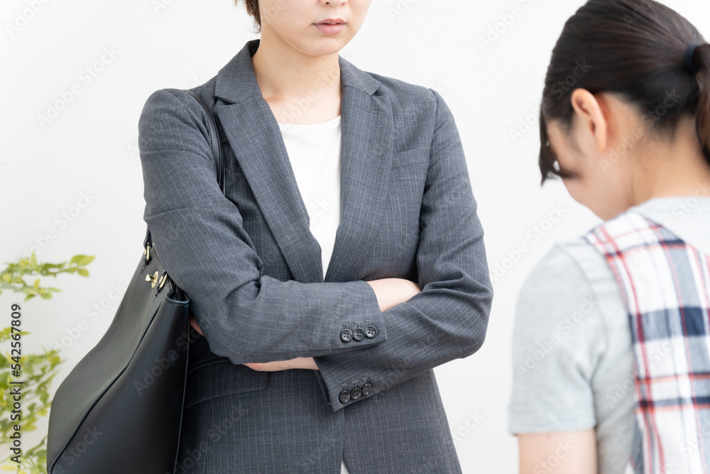 保育士に怒っている保護者