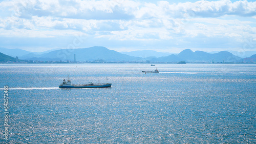 瀬戸内海を往来する船 photo