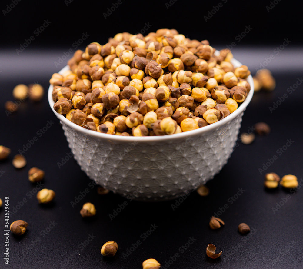 Closeup shot of fresh chickpeas in a bowl Closeup shot of fresh chickpeas in a bowl