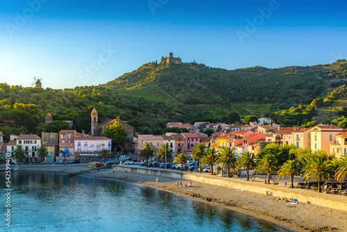 Fototapeta Naklejka Na Ścianę i Meble -  Collioure city and beach at morning in France