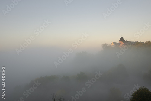 Obraz na plátně View to german palais called Waldeck in the morning with fog over the lake Eders