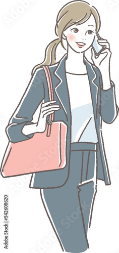 携帯で話すスーツの女性