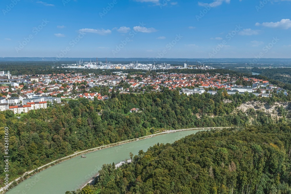 Ausblick auf Burghausen an der Salzach - im Hintergrund das Industriegebiet und die chemischen Werke