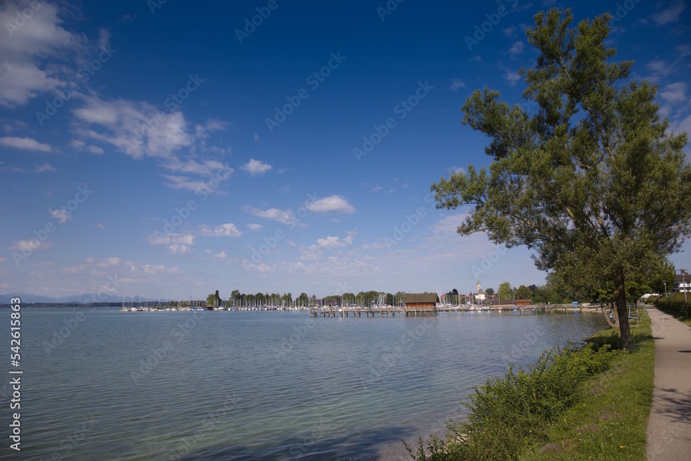 Blick auf den Schiffsanleger in Seebruck Chiemsee